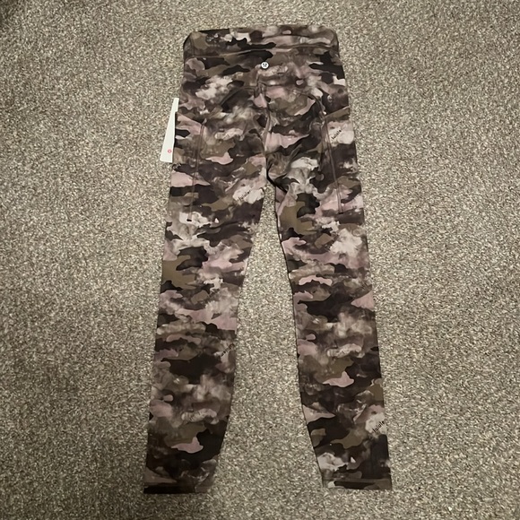 Lululemon power thru HR tight. 4 - Picture 5 of 7